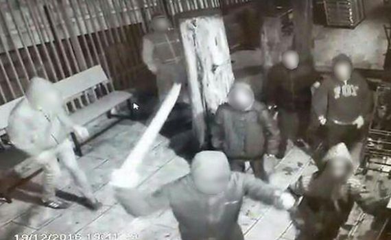 תיעוד מזעזע: נערים תקפו מתפללים עם מוטות ברזל