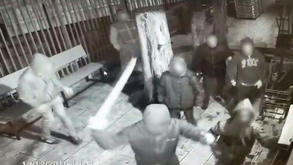 תיעוד מזעזע: נערים תקפו מתפללים עם מוטות ברזל