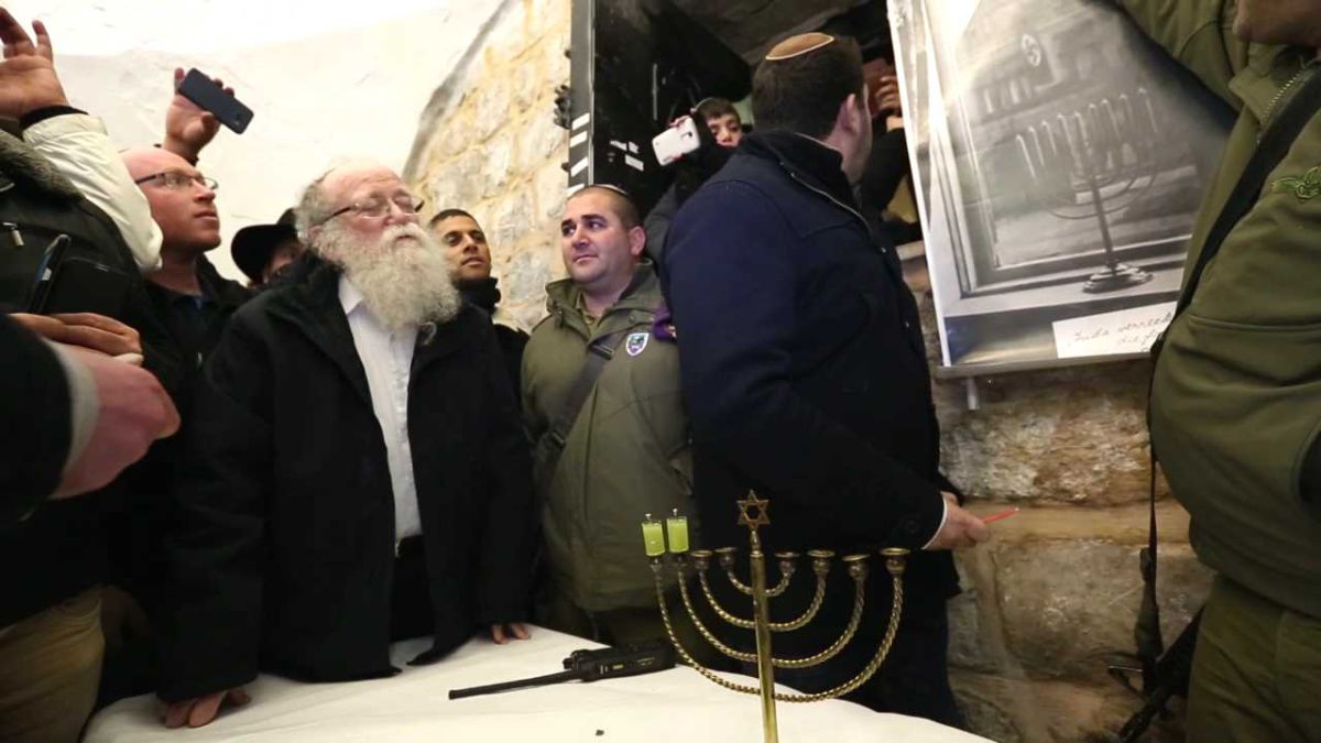 החנוכיה שניצחה את הנאצים הודלקה בקבר יוסף