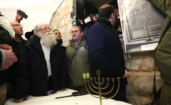 החנוכיה שניצחה את הנאצים הודלקה בקבר יוסף