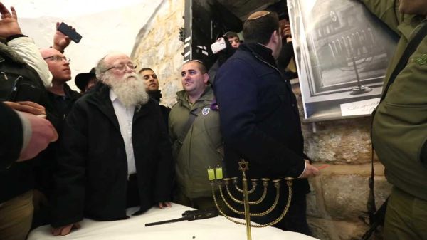 החנוכיה שניצחה את הנאצים הודלקה בקבר יוסף