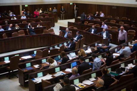 טענות: חבר כנסת דתי מכהן הטריד מינית