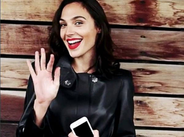 האם בוטל מינויה המכובד של גל גדות- בגלל שלבשה חשוף?