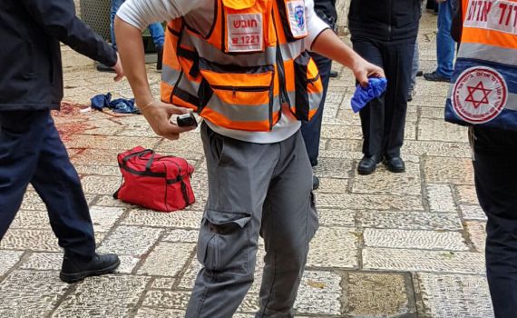 פיגוע דקירה בעיר העתיקה: שוטר נפצע קל