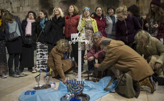 נשות הכותל: נדליק נר חנוכה בעזרת הנשים