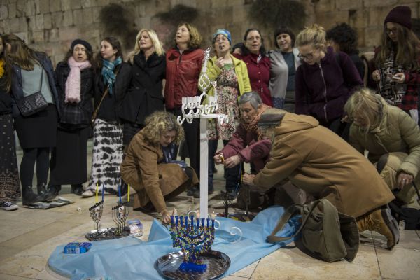 נשות הכותל: נדליק נר חנוכה בעזרת הנשים