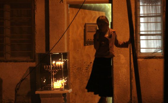 מותר להדליק חנוכיה באזור בו גרים ערבים?