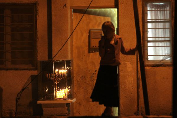 מותר להדליק חנוכיה באזור בו גרים ערבים?