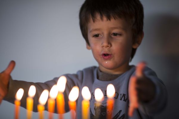 הלכות וזמני חנוכה לפי מנהגי כל העדות