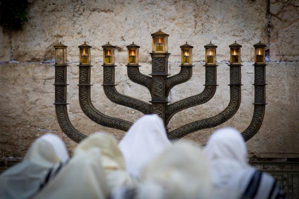 הרב דוב ליאור: כיום לא צריך להדליק שמש