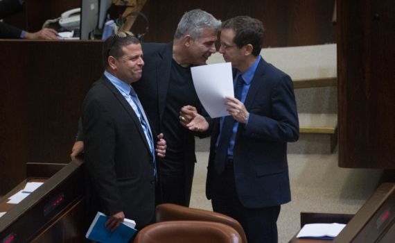 מספר שיא של מנדטים ללפיד, הרצוג בשפל חדש