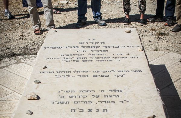 תקף קשישה שהניחה אבן על קבר ברוך גולדשטיין