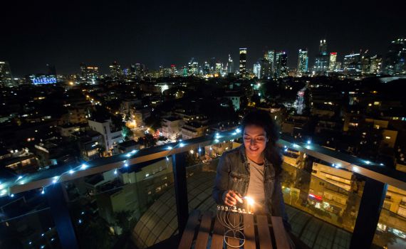 בואו להיות חנוכיית השנה של סרוגים!