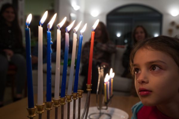 איך נאיר לשכנים את חג החנוכה? עכשיו ניתן בקלות