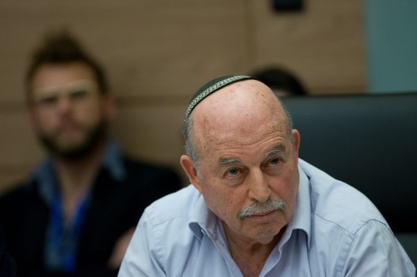 סלומינסקי: משעה את עצמי מועדת החוקה