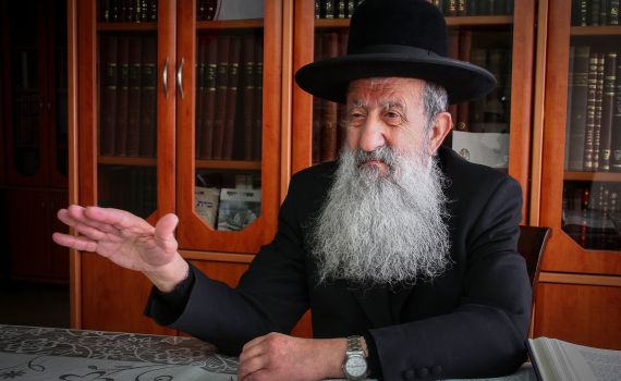 שו"ת: האם להתפלל על רב שביזה רבנים סרוגים?