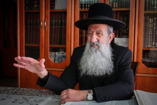 שו"ת: האם להתפלל על רב שביזה רבנים סרוגים?