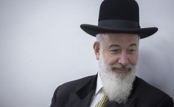 הרב מצגר יודה בהסדר טיעון מקל וילך לכלא