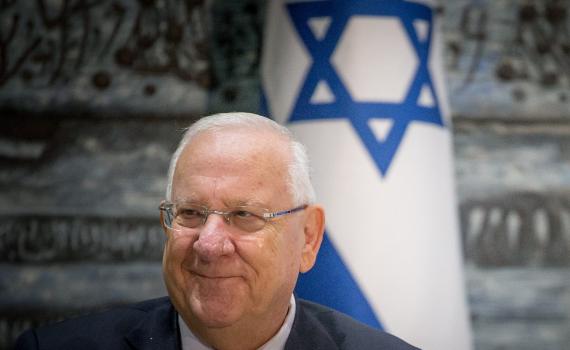 את הנר השלישי של חנוכה אדליק בבית אל