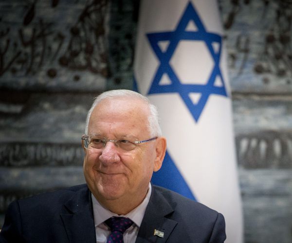 את הנר השלישי של חנוכה אדליק בבית אל