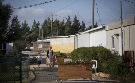 "מנסים לדחוס חיים של קהילה שלמה לגטו"