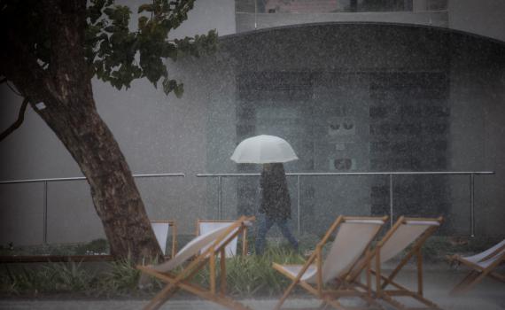 הסופה כבר פה. צפו בהצפה בכביש החוף