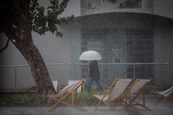 הסופה כבר פה. צפו בהצפה בכביש החוף