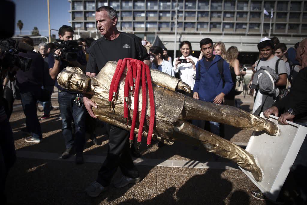 מי הסכים לקבל את פסל הזהב של נתניהו?