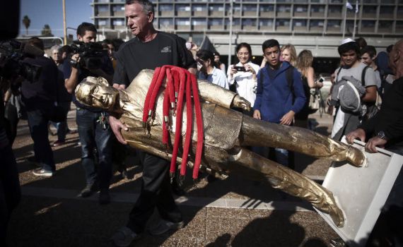 מי הסכים לקבל את פסל הזהב של נתניהו?