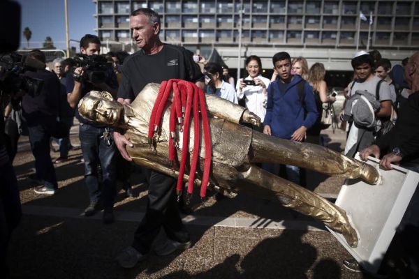 מי הסכים לקבל את פסל הזהב של נתניהו?