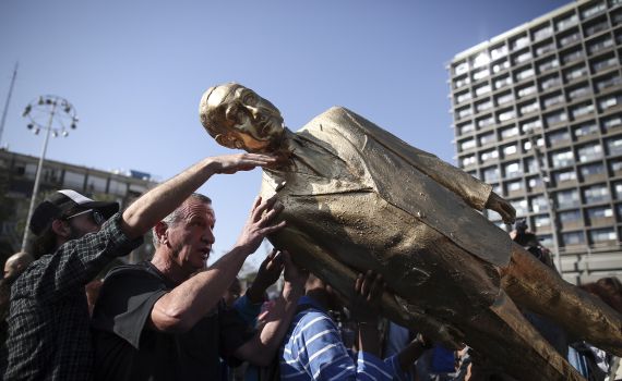 זה הסוף: פסל הזהב של ביבי הופל בכיכר רבין. צפו