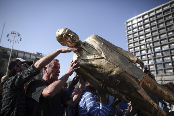 זה הסוף: פסל הזהב של ביבי הופל בכיכר רבין. צפו