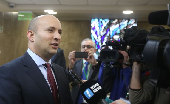 בנט עוקץ את נתניהו: "הגענו לסוף עונת החיקויים"