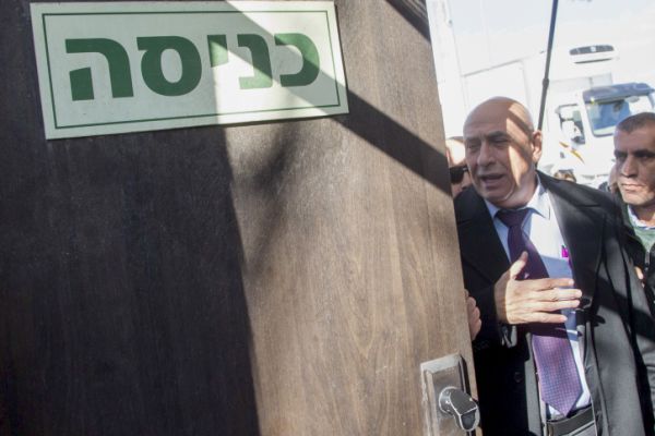 דרמה בפרשת גטאס • הח"כ הודה: הברחתי טלפונים