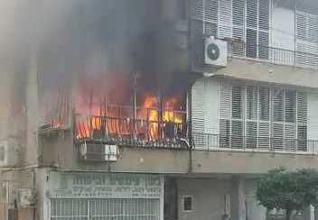 דירה עלתה באש בבת ים. ששה נפגעים באורח קל