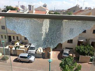 מרפסות הזכוכית מתנפצות, הדיירים חסרי אונים