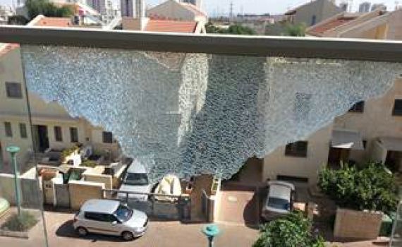 מרפסות הזכוכית מתנפצות, הדיירים חסרי אונים