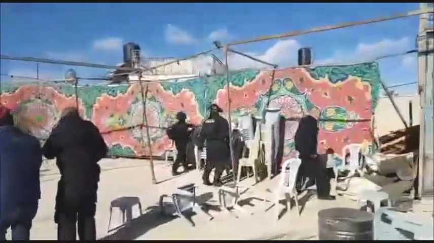 צפו: המשטרה הרסה סוכת אבלים ליד בית המחבל