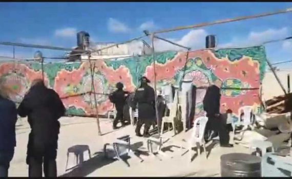 צפו: המשטרה הרסה סוכת אבלים ליד בית המחבל