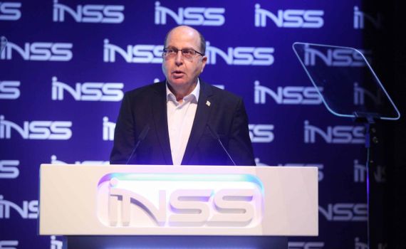 יעלון תוקף את בנט: מקושש לייקים בפייסבוק