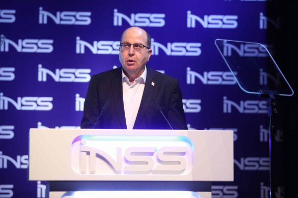 יעלון תוקף את בנט: מקושש לייקים בפייסבוק