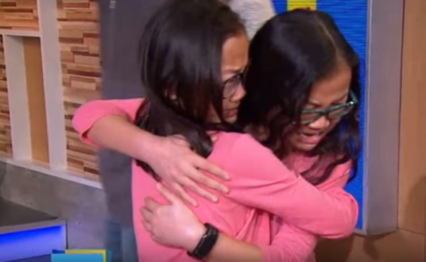 ריגשו את הרשת: התאומות האבודות נפגשו בשידור חי