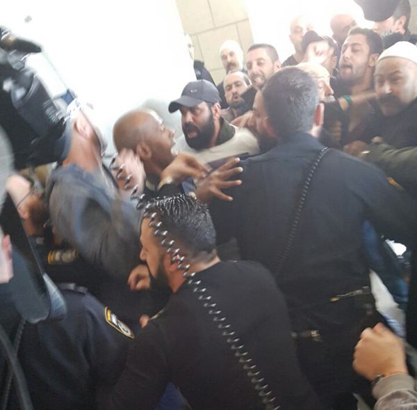 מכות וגז פלפל בהתפרעות דרוזים בבית המשפט בחיפה