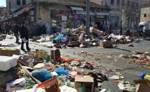 צפו: ערימות הזבל עצרו את הרכבת הקלה