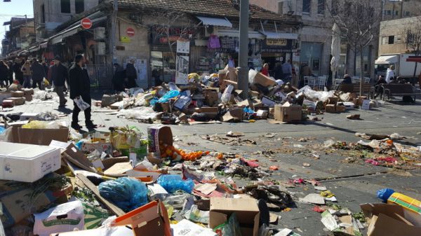 צפו: ערימות הזבל עצרו את הרכבת הקלה