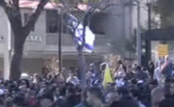 משפט אזריה: עיתונאי חדשות 2 חטף אגרוף ממפגינים