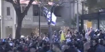 משפט אזריה: עיתונאי חדשות 2 חטף אגרוף ממפגינים