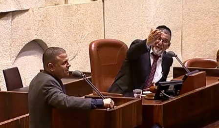 צפו: איתן כבל הותקל והתבקש להגיד דבר תורה