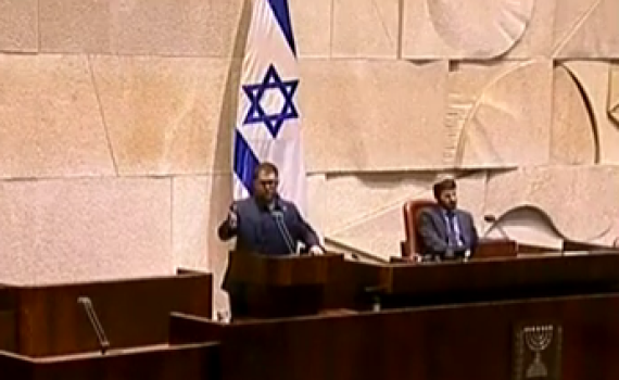 צפו: אורן חזן בירך את לפיד שמיד עזב את המליאה