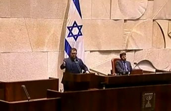 צפו: אורן חזן בירך את לפיד שמיד עזב את המליאה